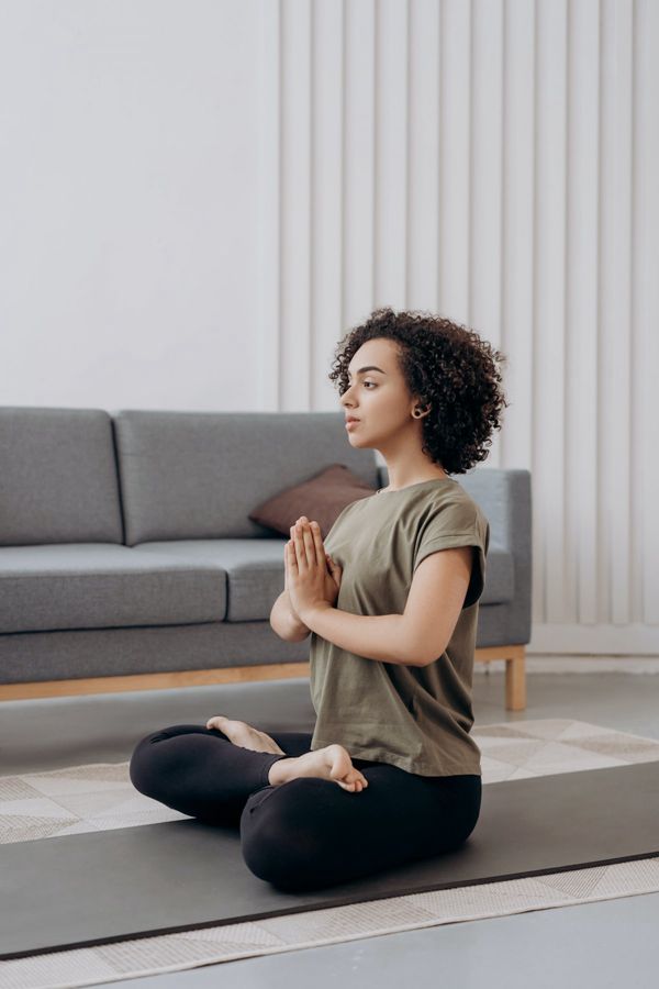 瑜伽双盘腿动作图片_www.qqtu8.com